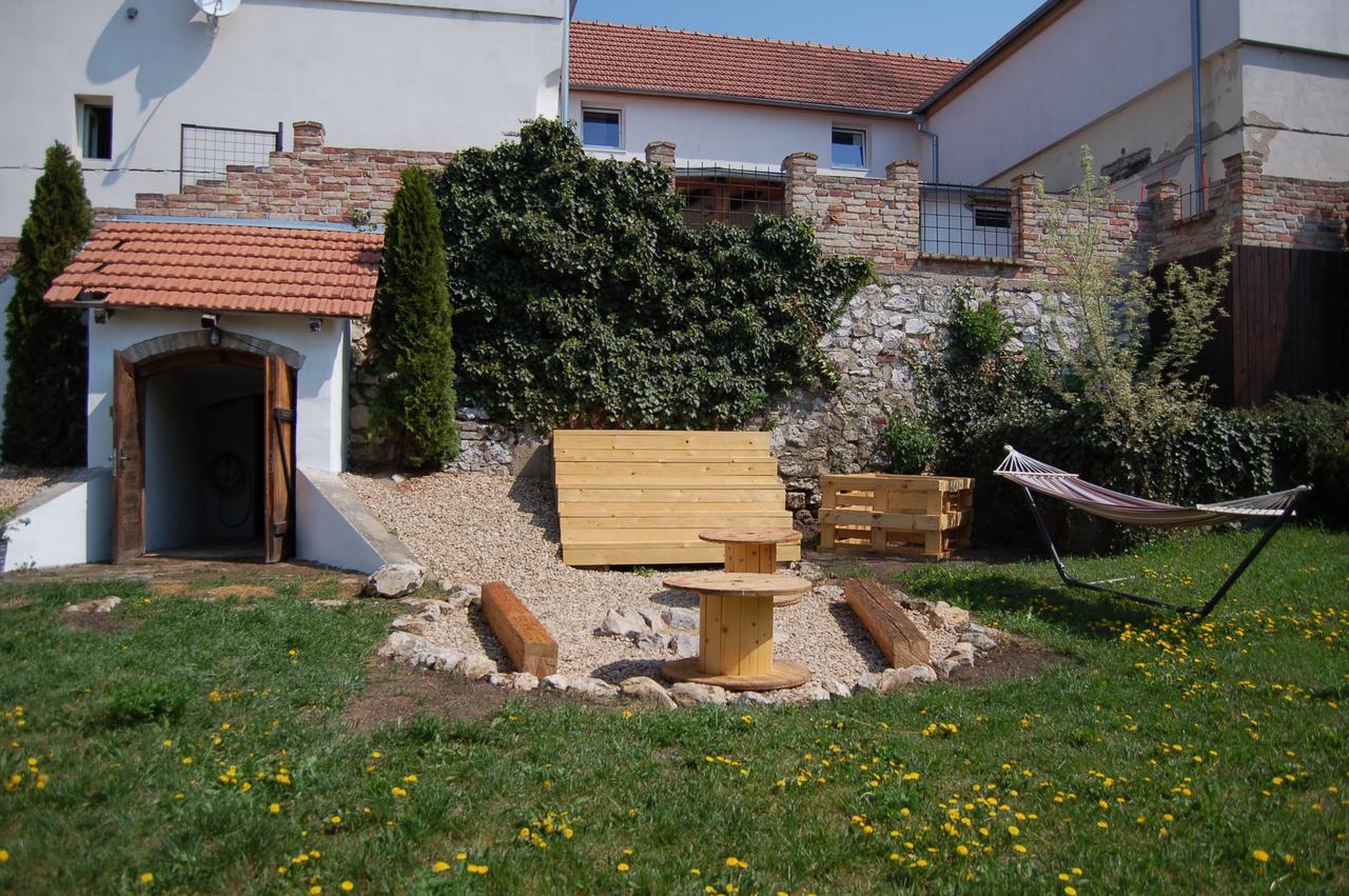 Guesthouse Slavia - apartmány s vinným sklípkem Mikulov Exteriér fotografie