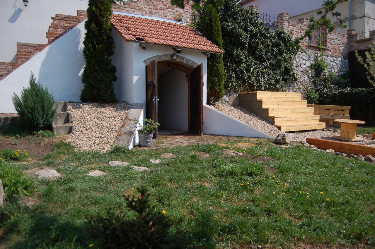 Guesthouse Slavia - apartmány s vinným sklípkem Mikulov Exteriér fotografie